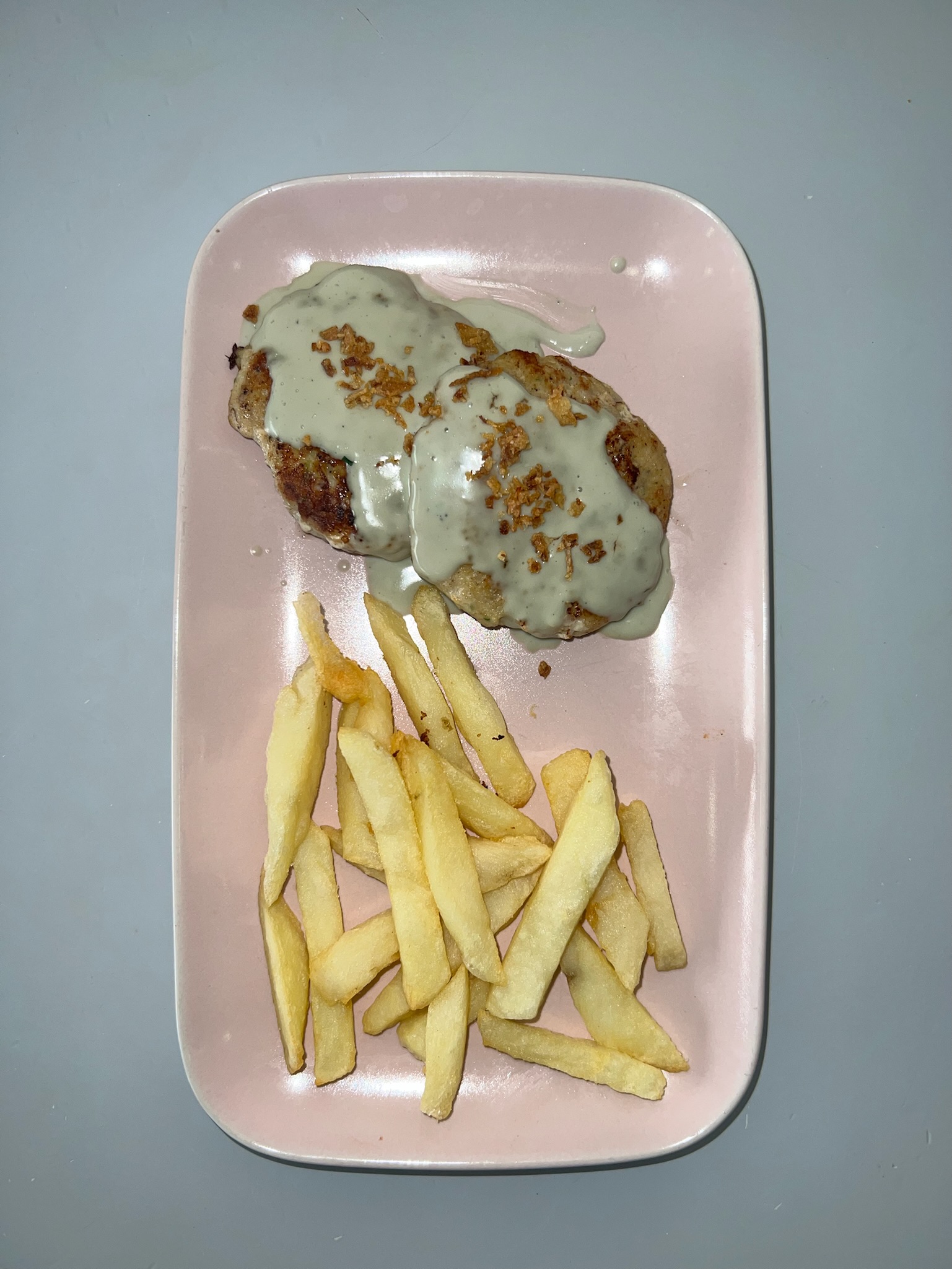 Hamburguesa de corvina con salsa de queso — Del Mar, Bar La Taberna